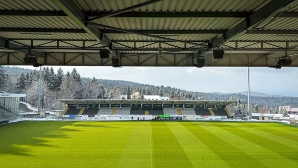 Zelený ostrůvek v bílém moři. Klobouk dolů před jabloneckými trávníkáři. Foto z X/FK Jablonec